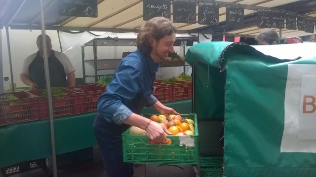 Chargement des fruits et légumes dans le triporteur.